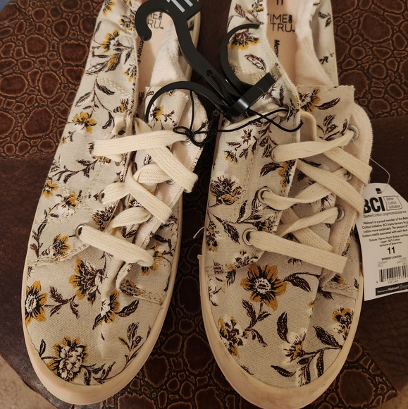 Time and tru sneakers - Picture 1 of 8